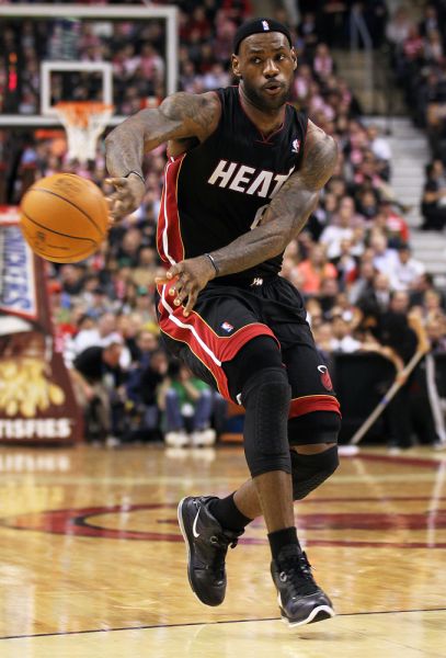 洛杉矶快船以131-116击败黄蜂，哈登55分创队史新高，成为NBA第四位得分超55分的球员，表现惊艳。（哈登55分创快船队史纪录，快船131-116擒黄蜂，成NBA55+得分第四人）