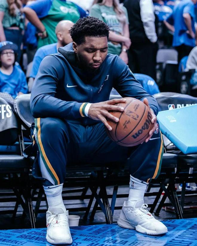 ESPN：内马尔将在休赛期切除部分半月板，最后三轮将带伤出战（ESPN：内马尔预计休赛期接受部分半月板切除，赛季末三轮将带伤上阵）