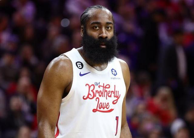 杰伦·约翰逊成为08年詹姆斯以来连续两场砍三双最年轻的前锋（杰伦·约翰逊成自2008年詹姆斯以来最年轻连砍两场三双的前锋）