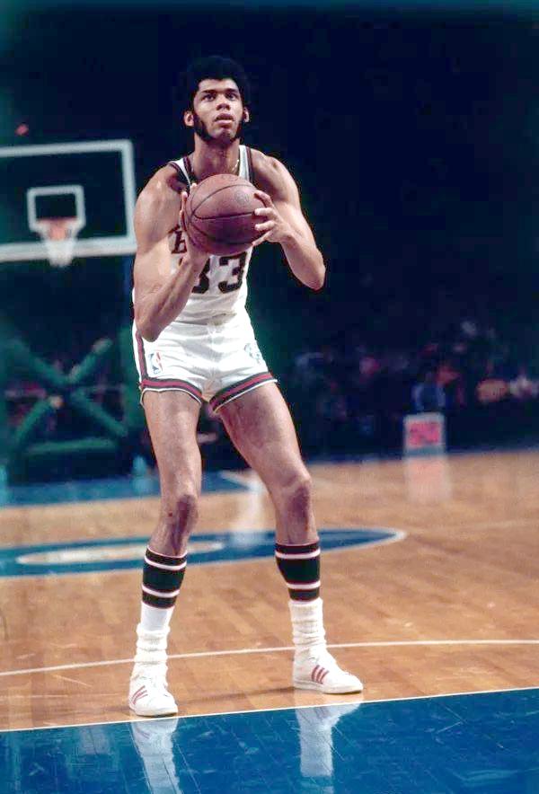 埃利奥特晒内马尔与梅西的球星卡，并配上了GOAT的emoji（埃利奥特晒出梅西与内马尔球星卡，配上'GOAT'表情符号）