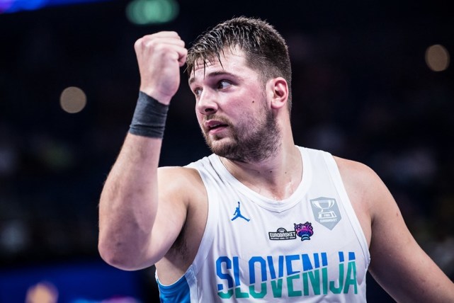 西媒：维尼修斯等核心对阿隆索不满，教练与更衣室发生冷战（西媒曝：维尼修斯等核心不满阿隆索，主帅与更衣室关系陷入冷战）